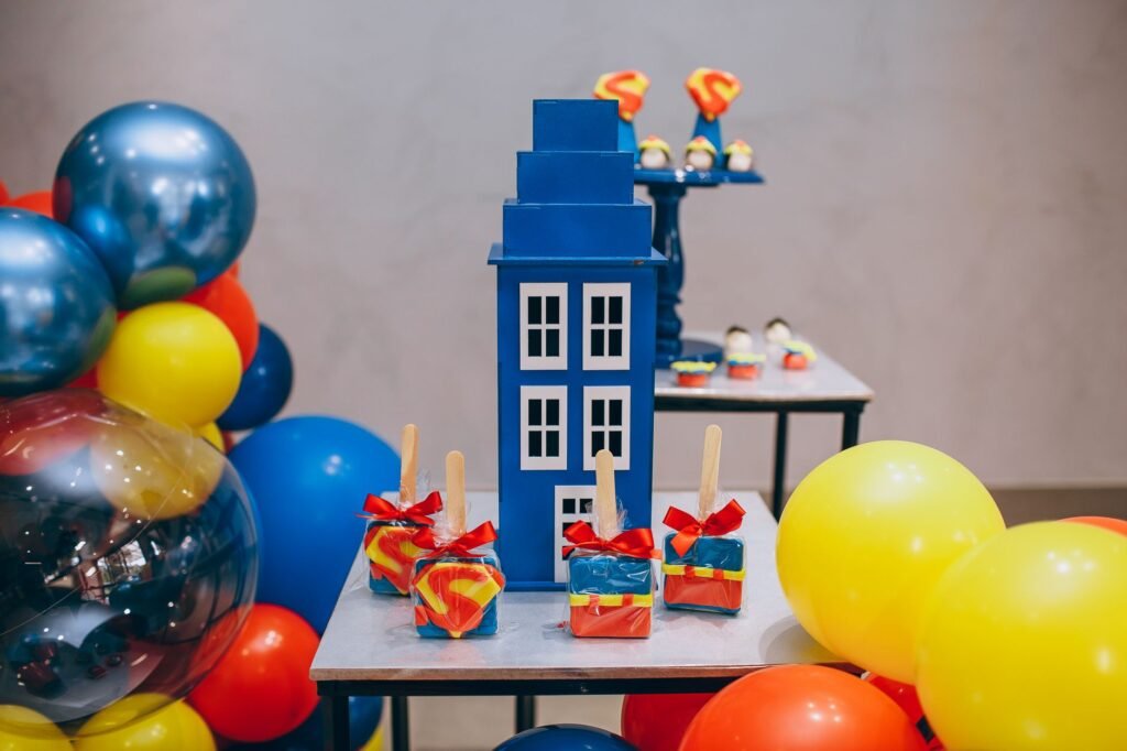 Mesa de fiesta infantil decorada con globos y elementos de colores
