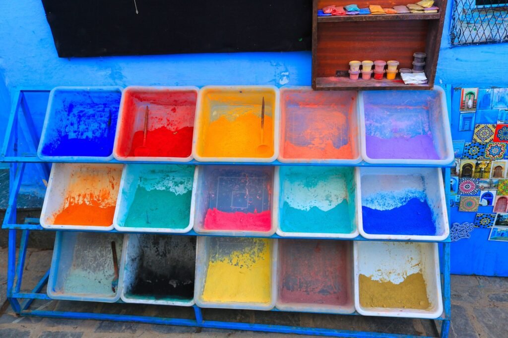 Bandejas con anilinas en polvo de varios colores para teñir aserrín