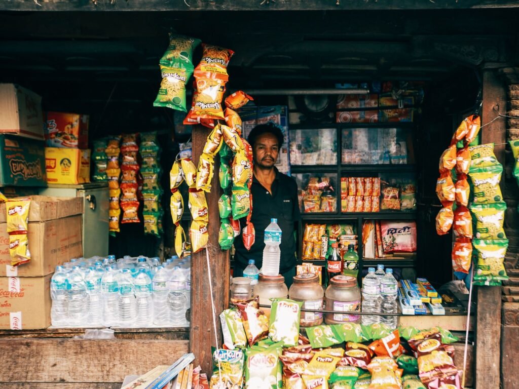 Interior de una bodega de barrio con productos en repisas y mostrador