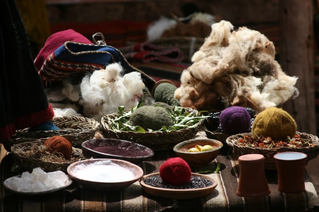 Fibras naturales e insumos de teñido tradicional en un taller textil peruano