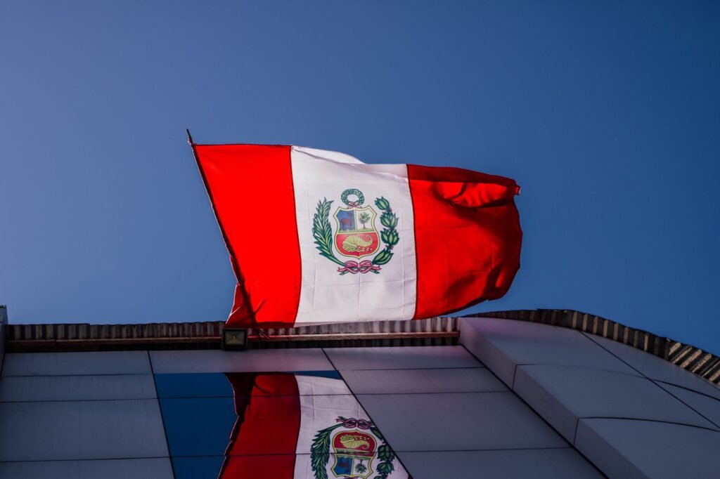 Bandera del Perú ondeando contra un cielo despejado en Fiestas Patrias