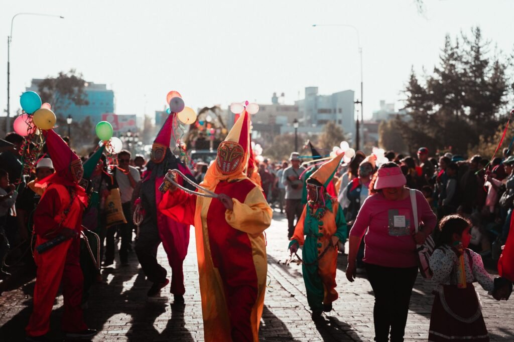 Comparsa con trajes de colores durante el carnaval en las calles de Arequipa