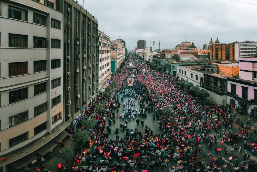 Vista aérea de una procesión religiosa recorriendo una calle de Lima