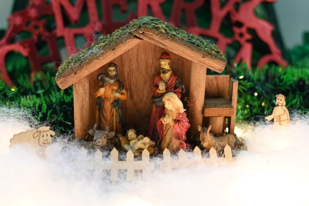 Nacimiento navideño de madera con sus figuras