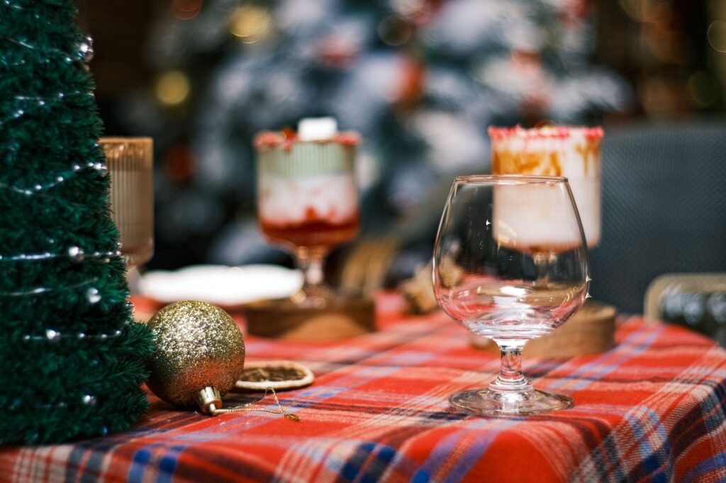 Mesa navideña servida con mantel de tela y adornos de temporada