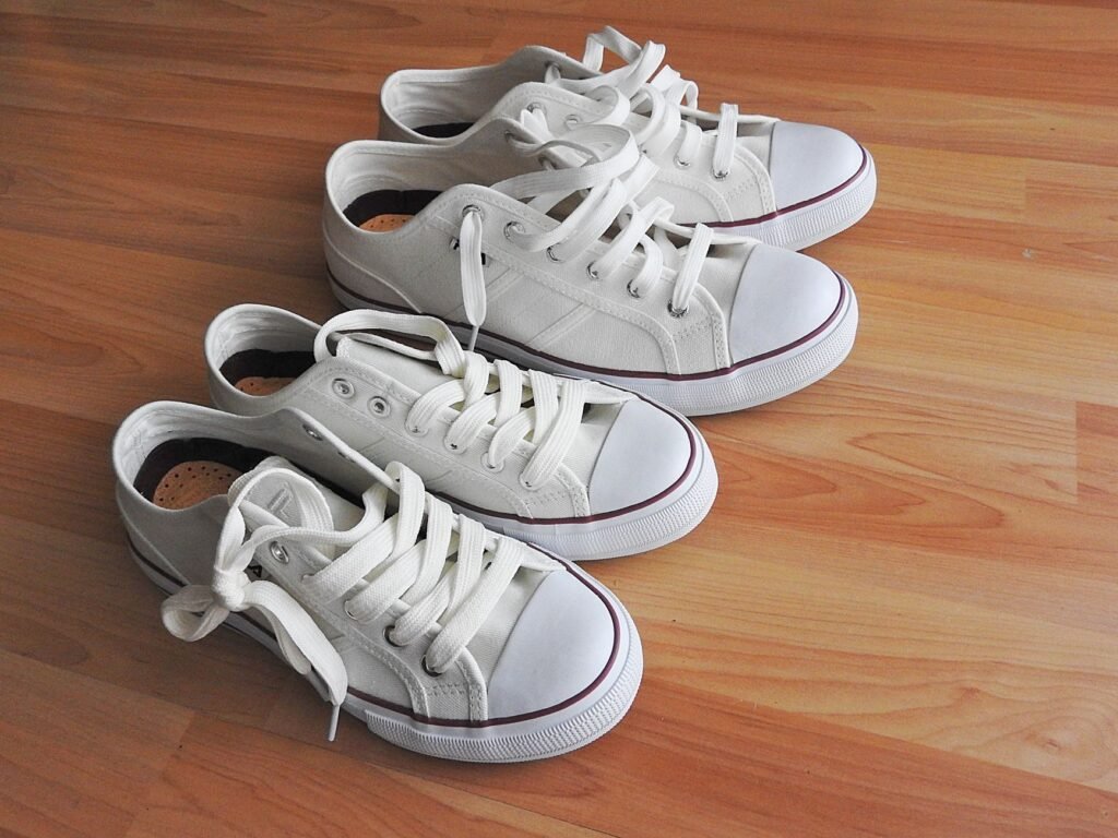 Zapatillas de tela blancas listas para tenir con tinte en polvo
