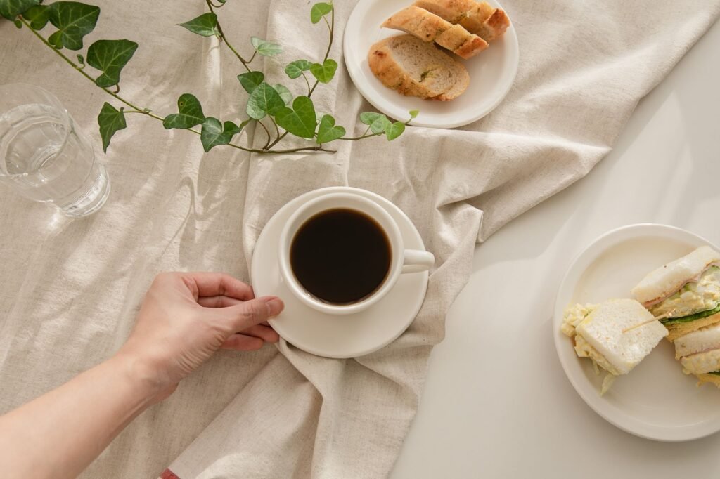 Mesa servida con desayuno sobre un mantel de lino natural