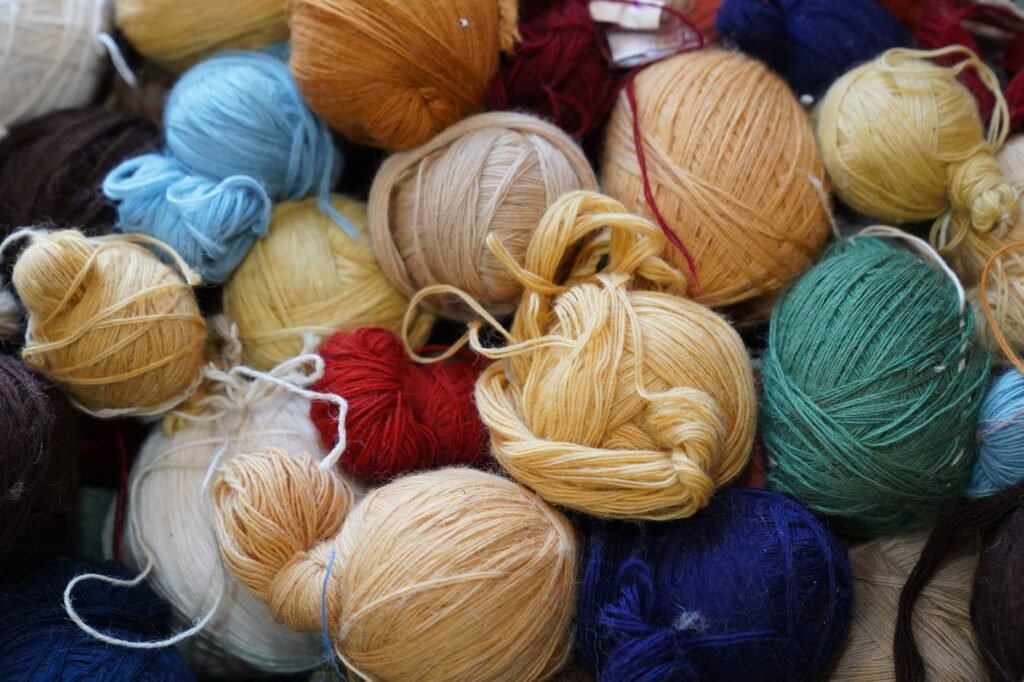 Ovillos de lana teñida en varios colores listos para tejer