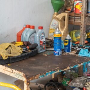 Envases de aceite y grasa lubricante sobre el mesón de un taller mecánico