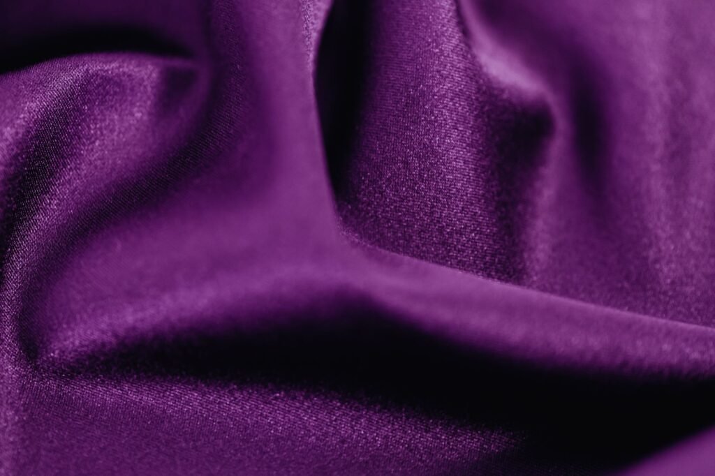 Tela morada tenida, color del habito del Senor de los Milagros