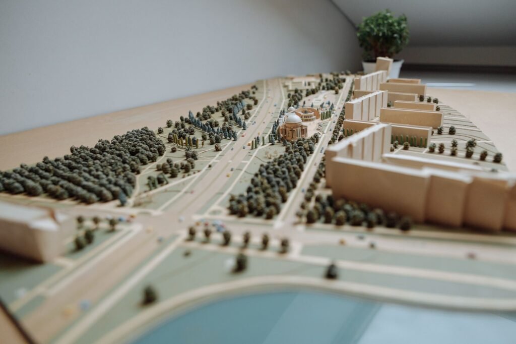 Maqueta a escala con calles, edificios y áreas verdes