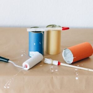 Envases de color y pinceles sobre papel, trabajos con anilina al alcohol