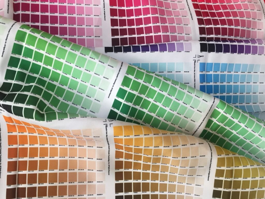 Carta de colores con muestras de tela en una gama amplia de tonos