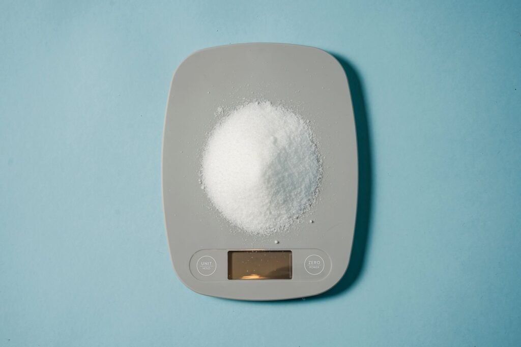 Balanza digital pesando un producto en polvo para calcular la cantidad exacta