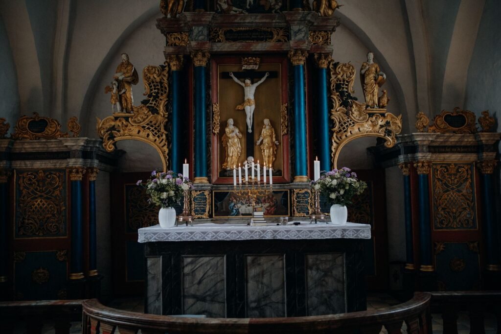 Altar de iglesia decorado con velas encendidas y arreglos florales